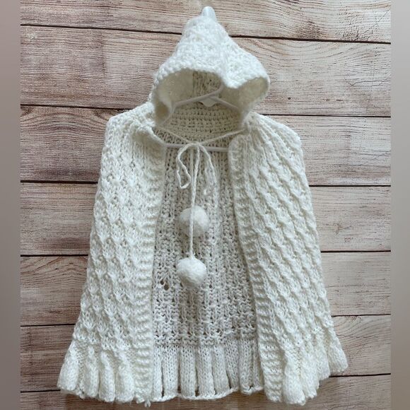 VINTAGE HAND CROCHETED HOODED CAPE IN WHITE - Picture 1 of 4